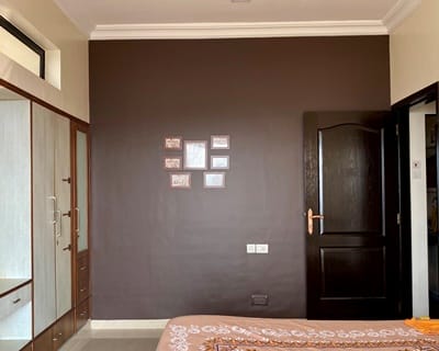 Brown accent wall for bedroom